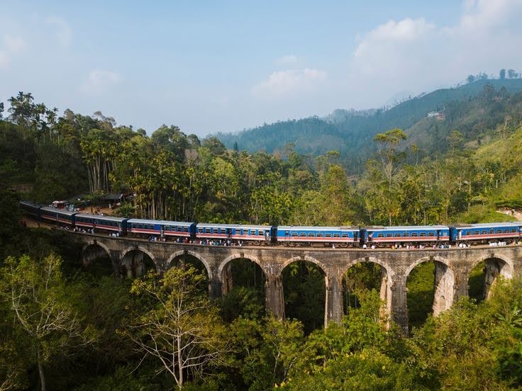 இலங்கையின் எல்லவில் ஒன்பது வளைவுப் பாலத்தைக் கடக்கும் தொடருந்து