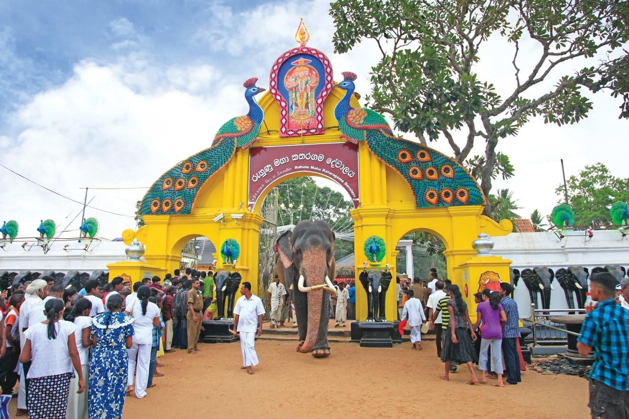 கிரி வேஹெர மற்றும் சன்னதிக் கட்டிடங்களுடன் கதிர்காமக் கோயில் வளாகம்